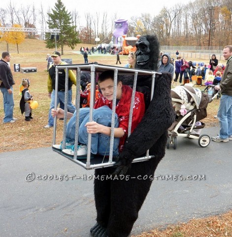 Great Optical Illusion Costume: A Gorilla and his Caged Kid