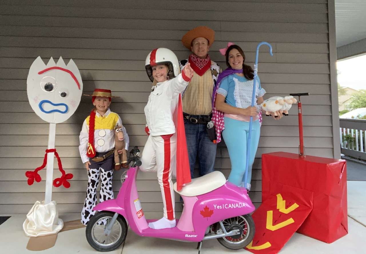 https://www.coolest-homemade-costumes.com/files/2020/10/family-of-4-toy-story-4-218402.jpeg?v=1691252632